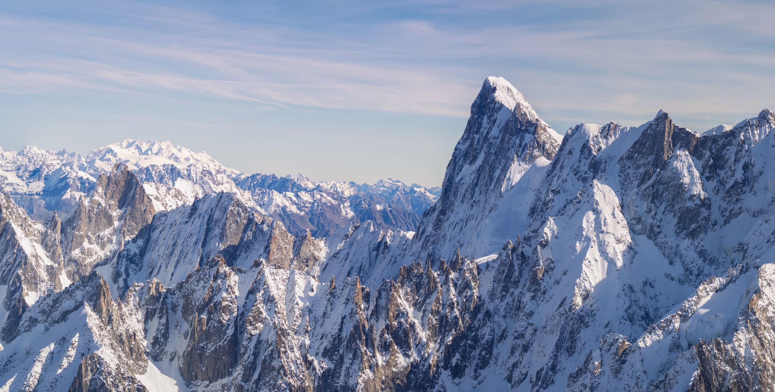 Panorama des Alpes enneigées depuis l'Aiguille du Midi, Chamonix